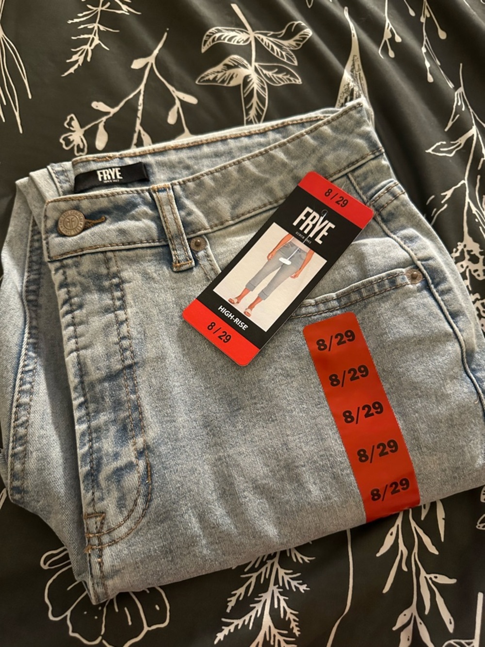 Women's Frye Blue Skinny Jeans
Modern Light Wash size 8/29
NWT